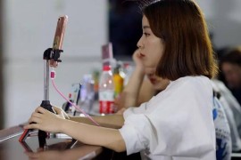 女大学生当网红，拍短视频月入70万，引发质疑：寒窗苦读有用吗？